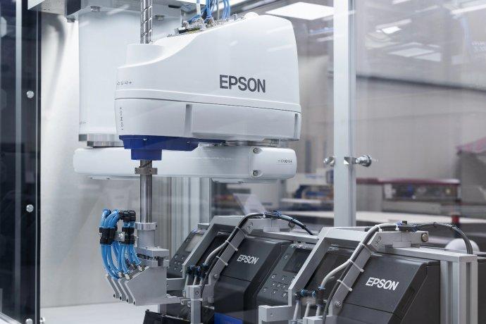 Im Epson Experience Centre in Neuss. Im Vordergrund ist ein Epson-Roboterarm zu sehen.