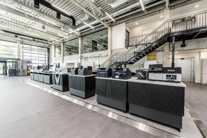 Im Epson Experience Centre in Neuss. Im Vordergrund sind verschiedene Etikettendrucker zu sehen.