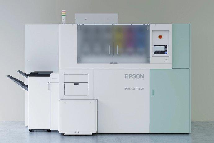 Eine Frontalansicht einer großen PaperLab-Papierrecyclingmaschine.