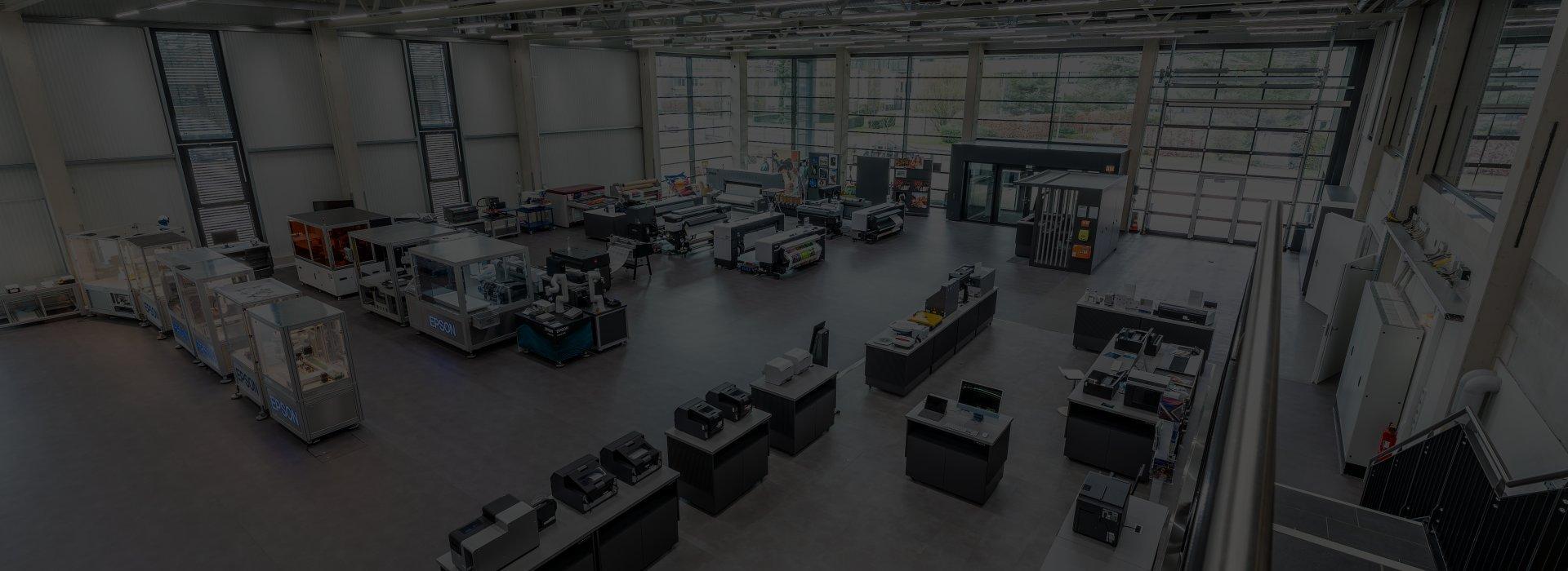 Eine Draufsicht auf das Epson Experience Centre in Neuss, in dem eine Vielzahl von Epson-Produkten ausgestellt ist.