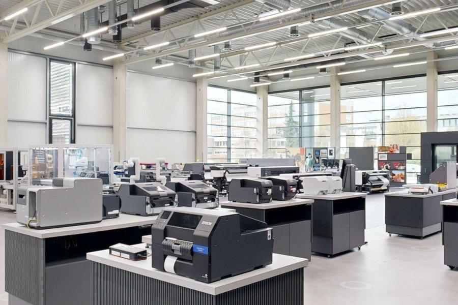 Im Epson Experience Centre in Neuss. Im Vordergrund sind verschiedene Drucker zu sehen.