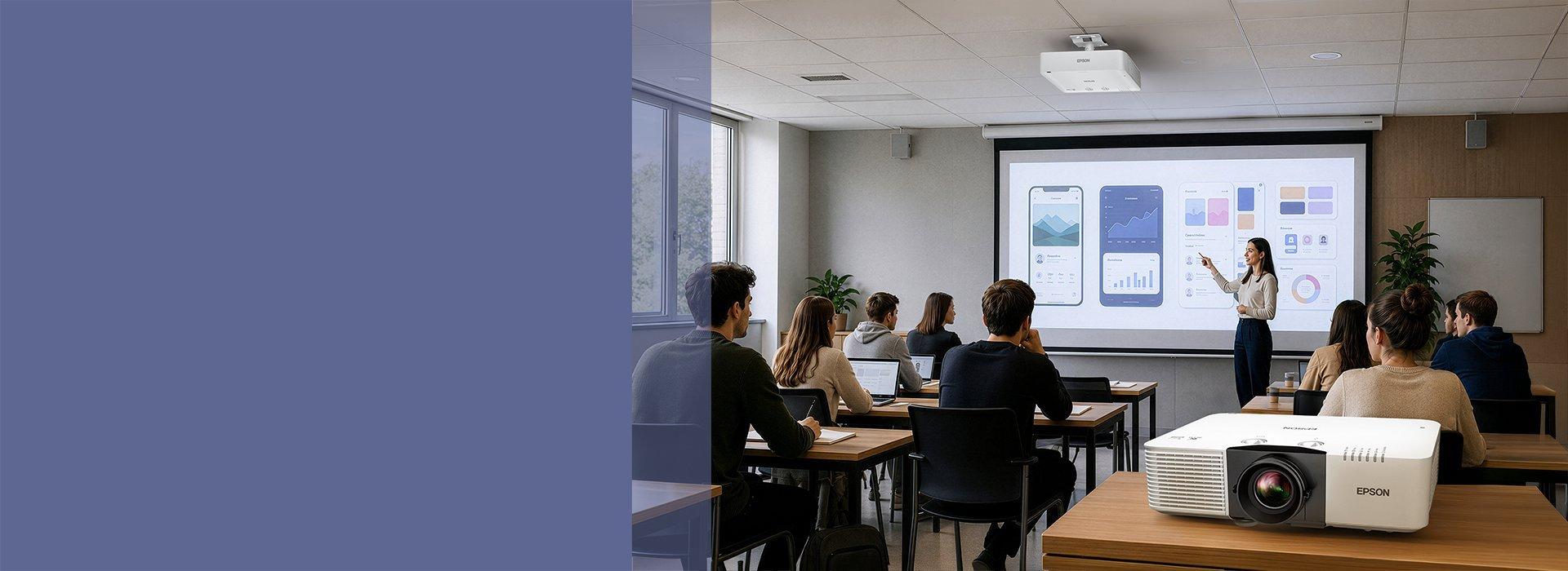 Ein Epson-Projektor im Klassenzimmer, während der Referent auf die projizierten Folien mit App-Entwürfen zeigt.