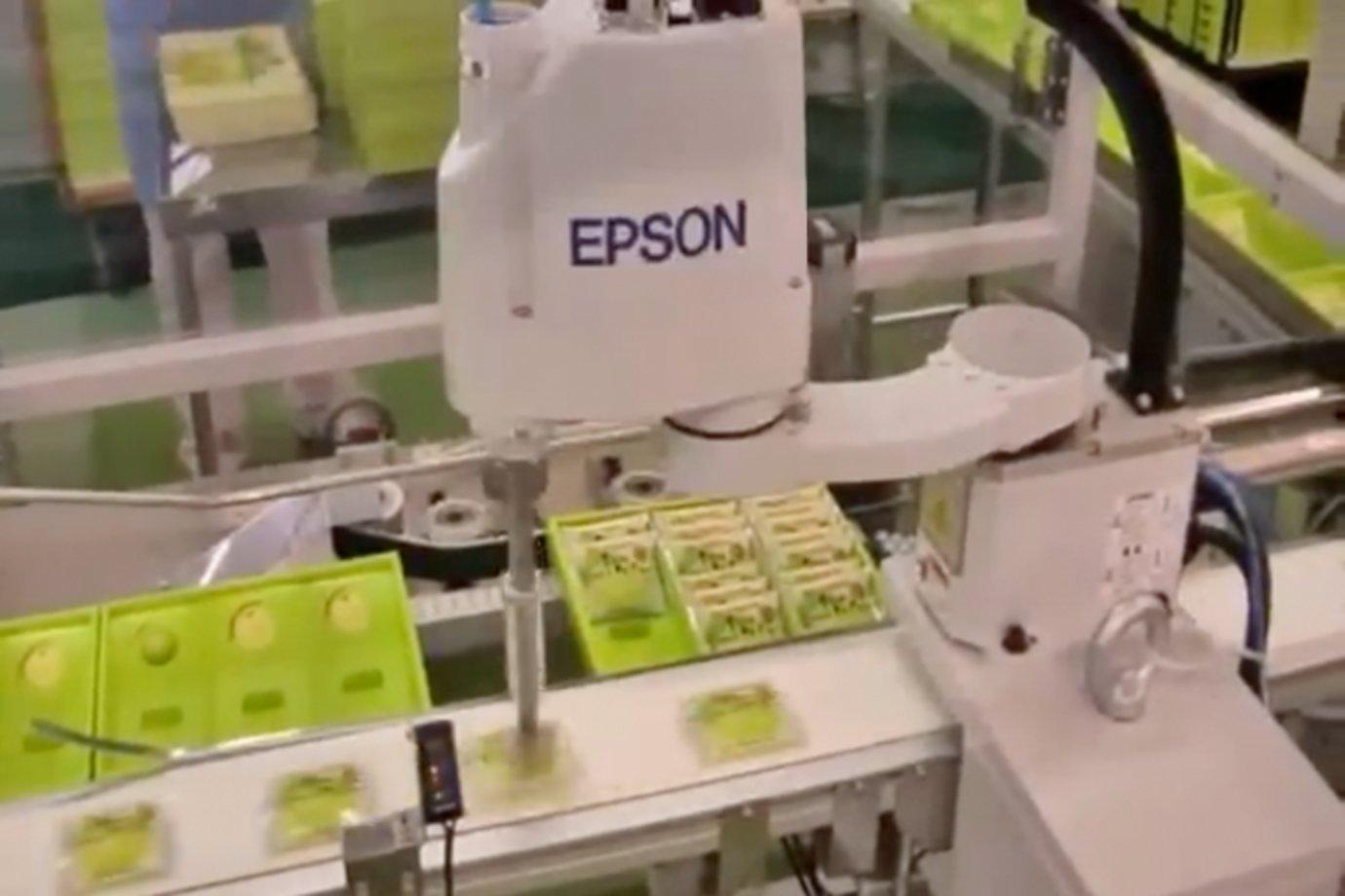 Robot packaging cookies