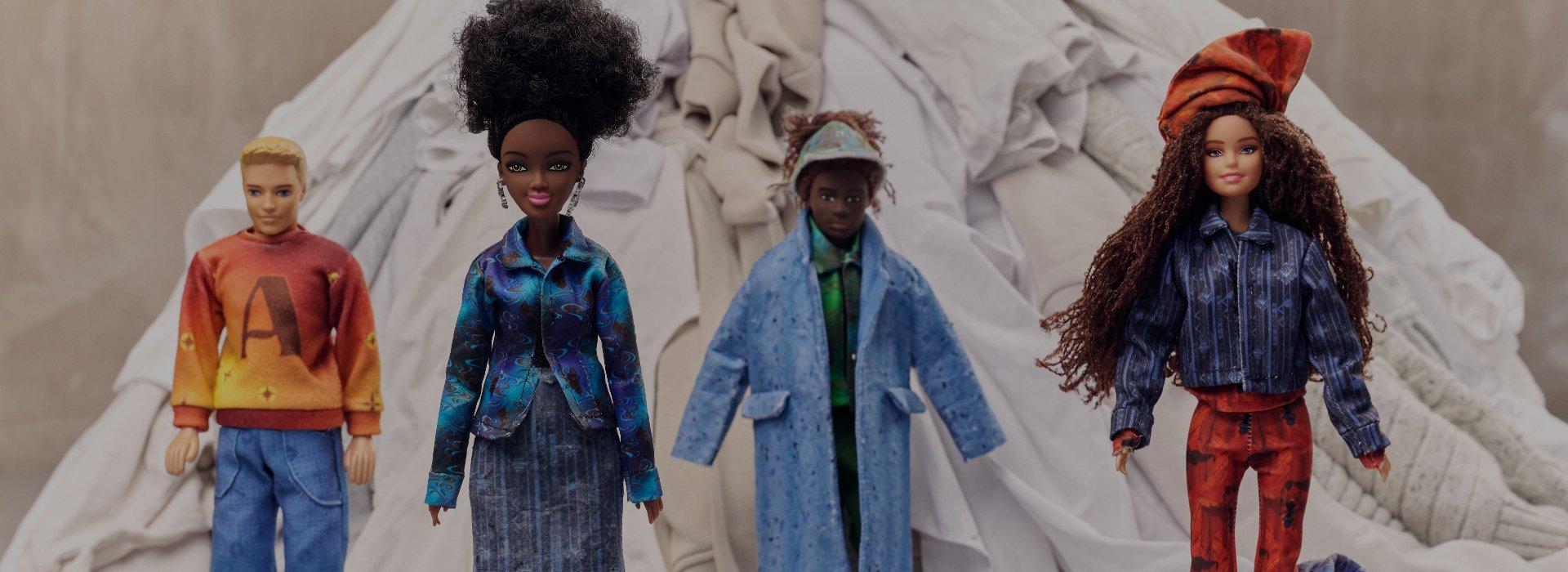 Quatro bonecas elegantes.