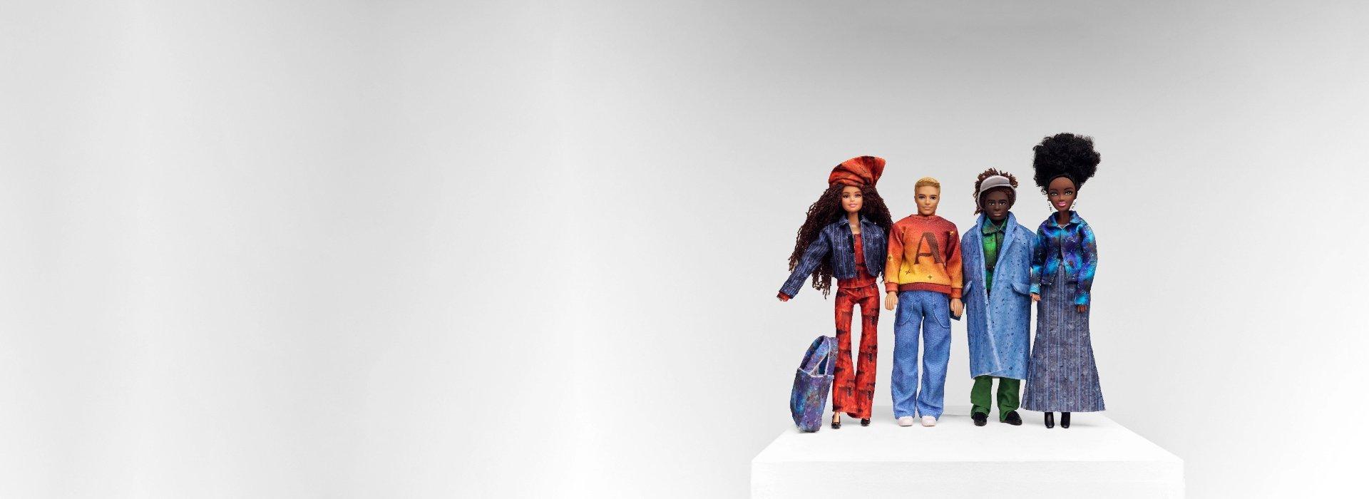 Várias bonecas vestidas com roupas da moda.