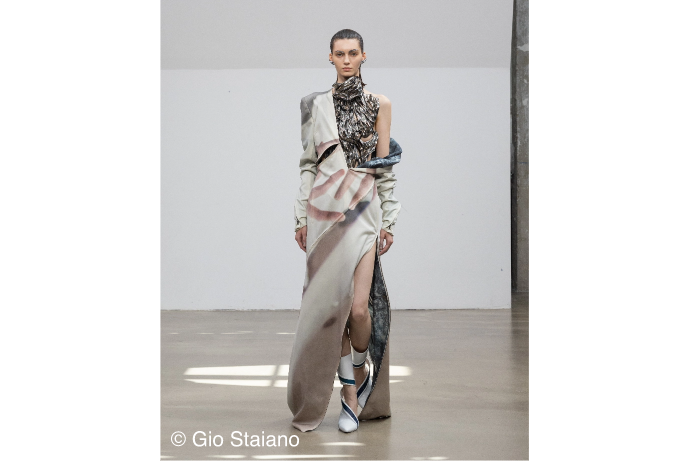 3 Models, die modische, mit Farbstoffen bedruckte Kleider präsentieren.