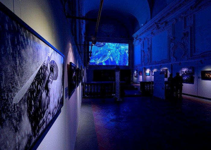 Una videoproiezione suggestiva racconta la storia del Festival