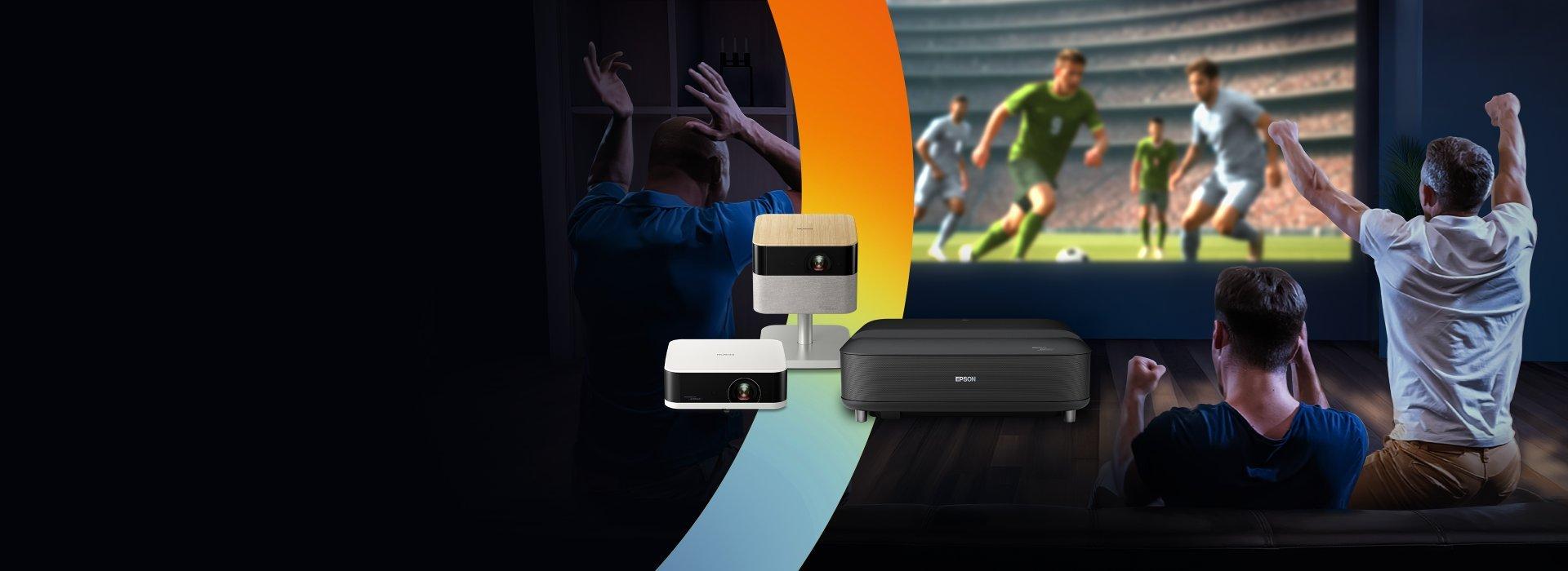 Människor som från soffan tittar på en fotbollsmatch som projiceras upp på vardagsrumsväggen. De hejar.