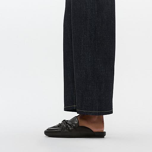 ◆PAES◆ Soft Twist Mule Black Women's Delicato Leather Mules | FitFlop US