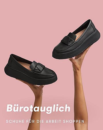 Schwarzer FitFlop-Loafer-Schuh auf rosa Hintergrund.