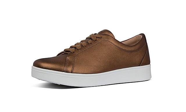 Fitflop classic tennis style bronze leather shoes with white laces.