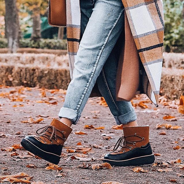 Fitflop Black leather boots with fur