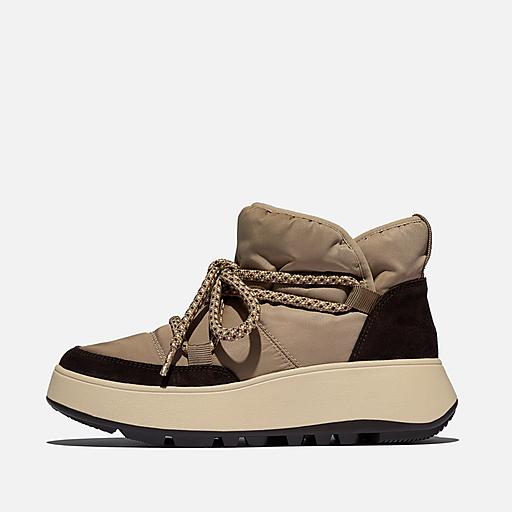 Zapatilla deportiva color canela y marrón con suela gruesa y cordones estampados.