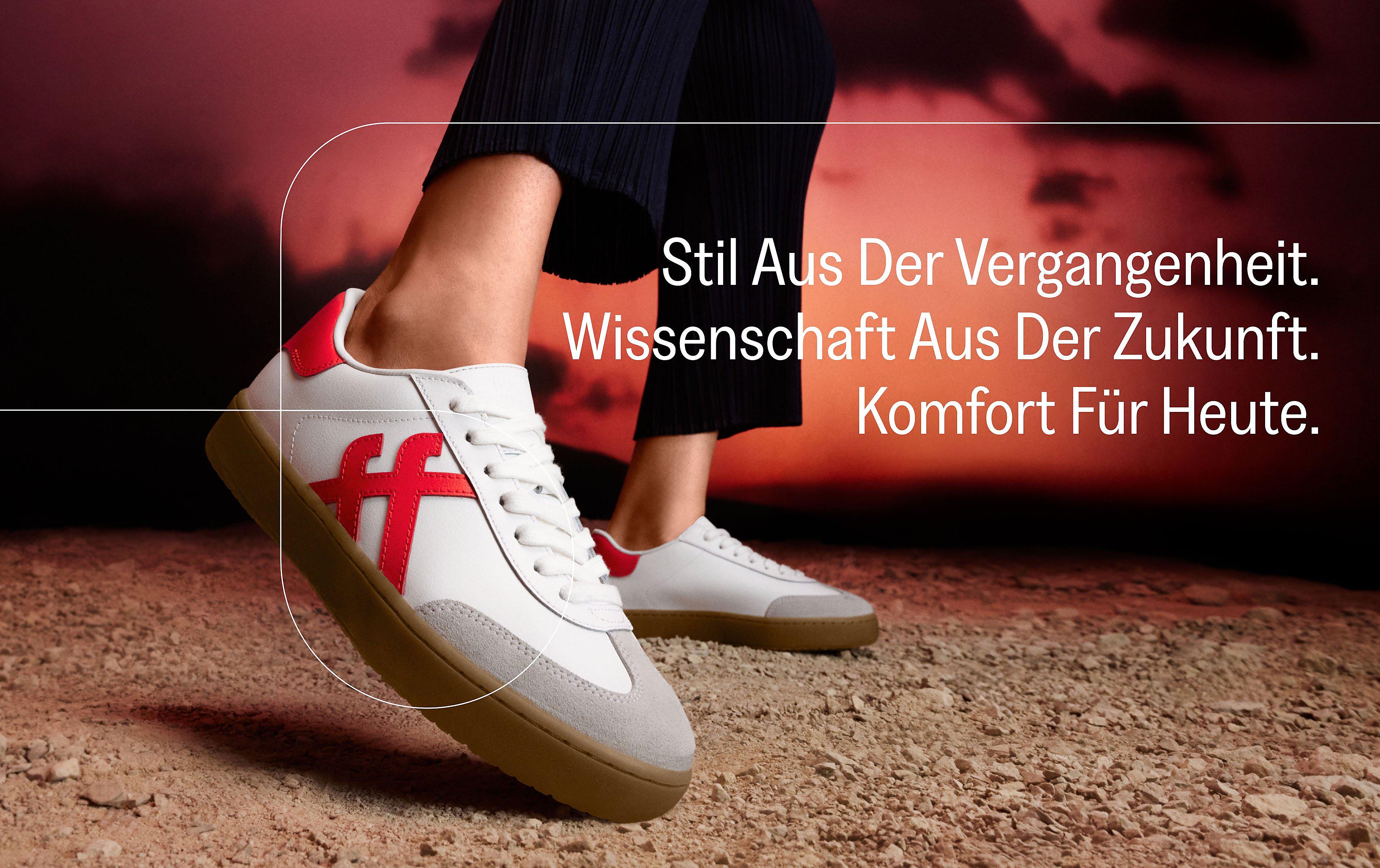 Model in der Hocke mit fmode Sneakers mit Leopardenmuster von fitflop