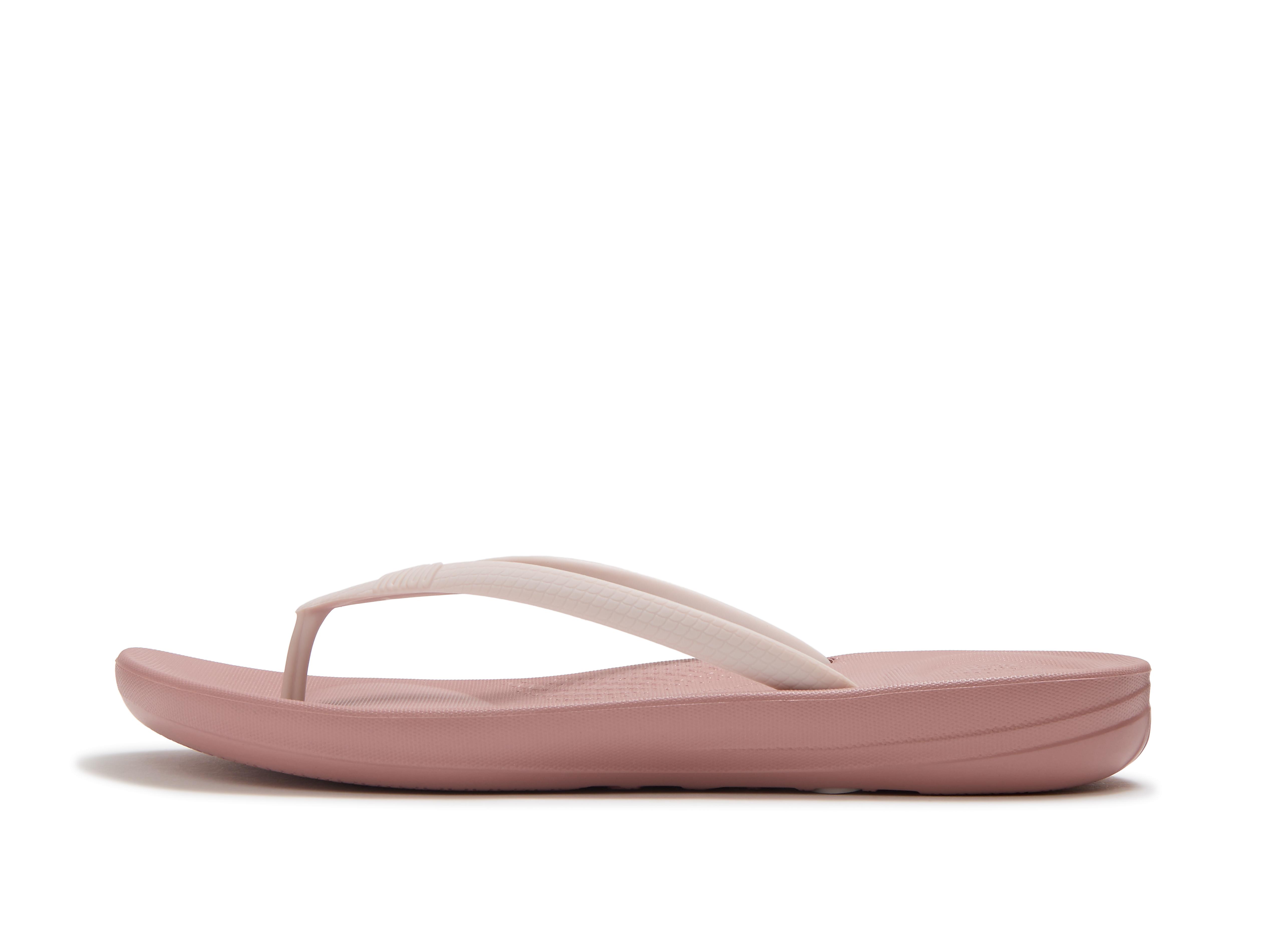 IQUSHION X PANTONE Flip-Flops