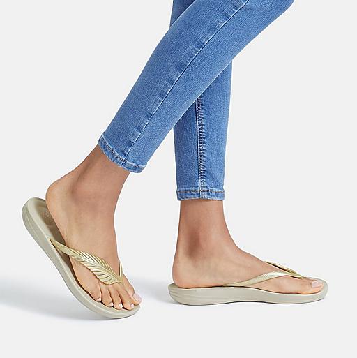 https://i8.amplience.net/i/fitflop/IQUSHION-FEATHER-FLIP-FLOPS-PLATINO_DF9-675_1?v=9&w=512&$pdp-img-gallery$