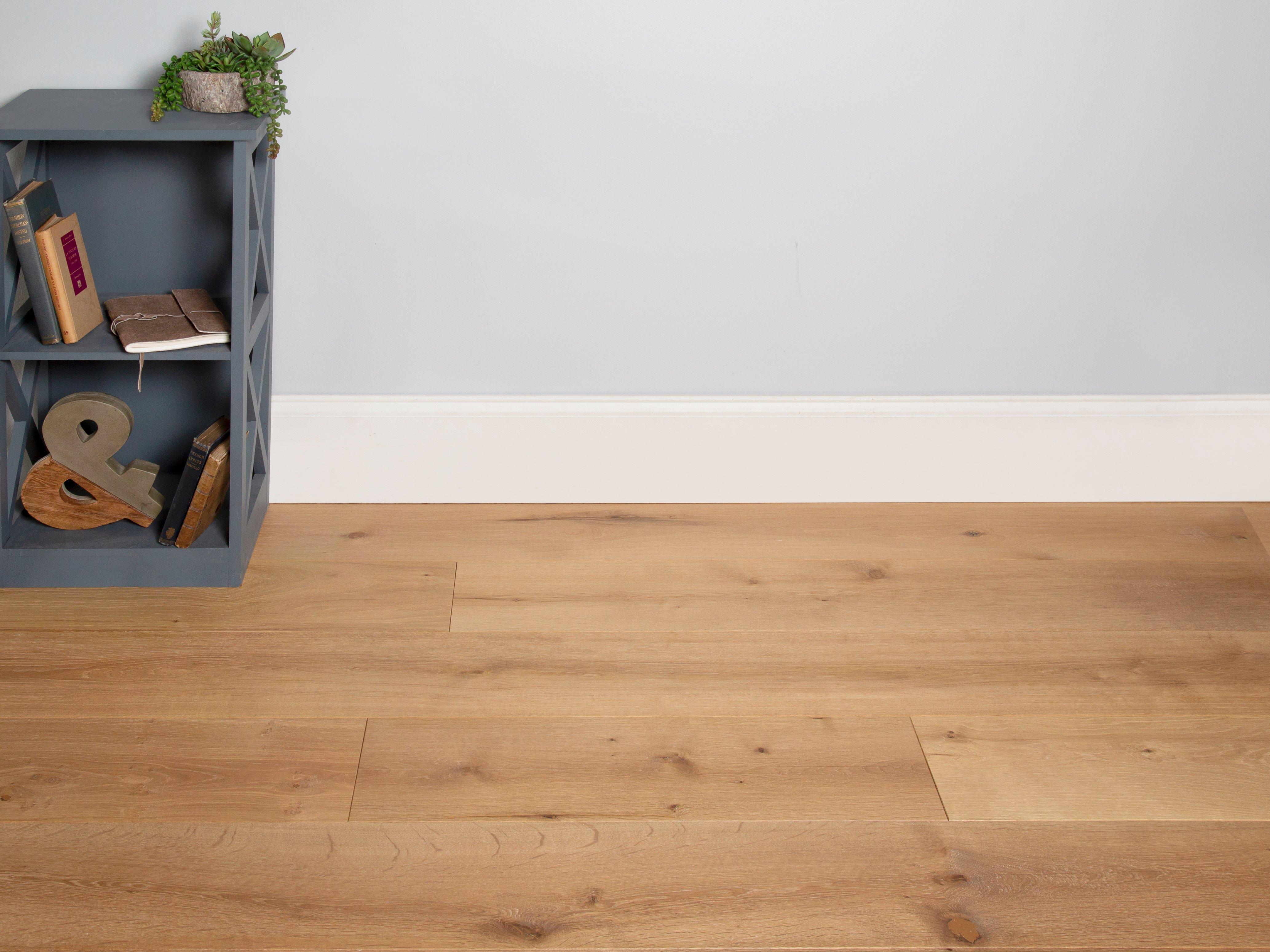 Bibury Chalk White Distressed Engineered Oak