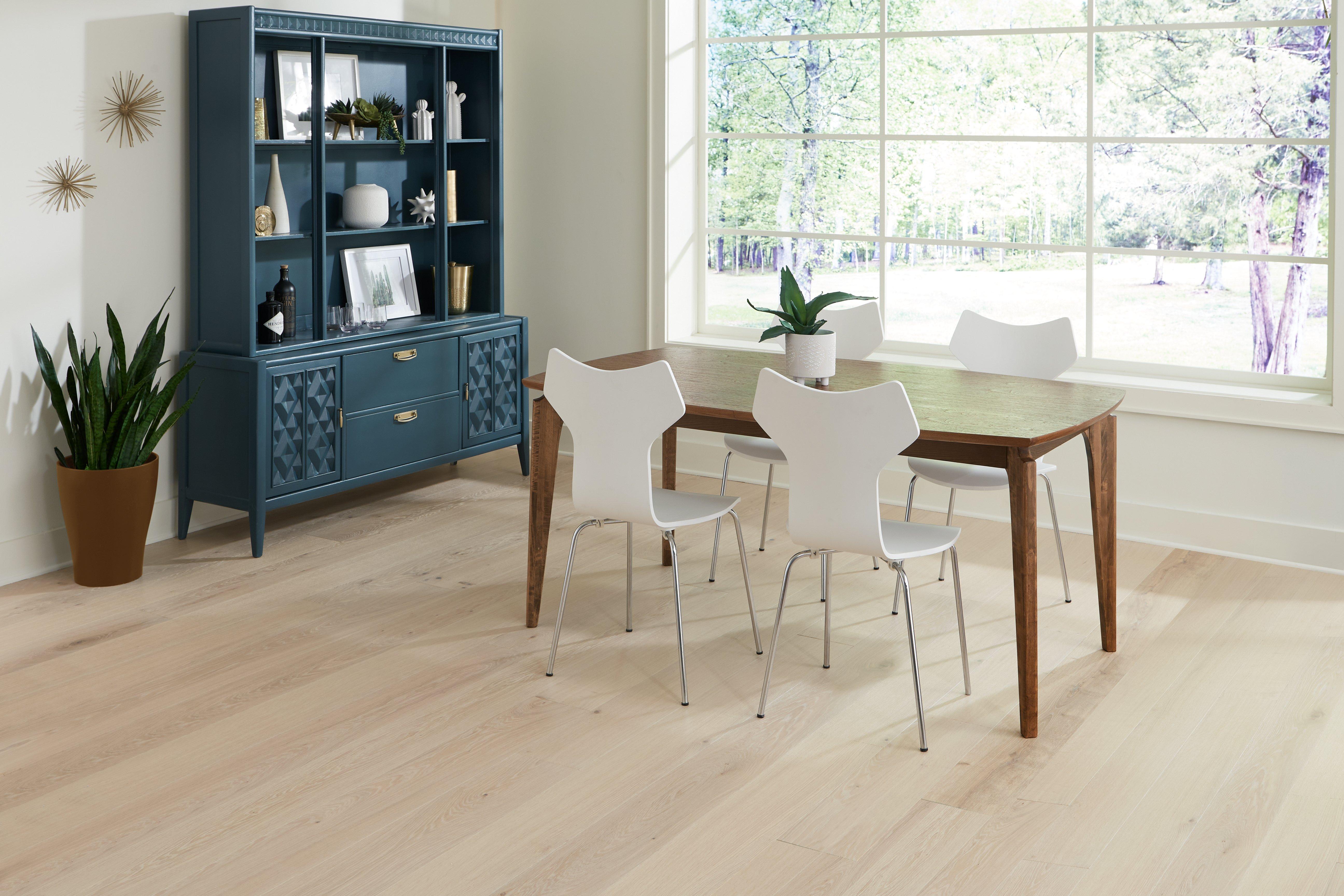 Voyage Waren White Oak Wire-Brushed Engineered Hardwood