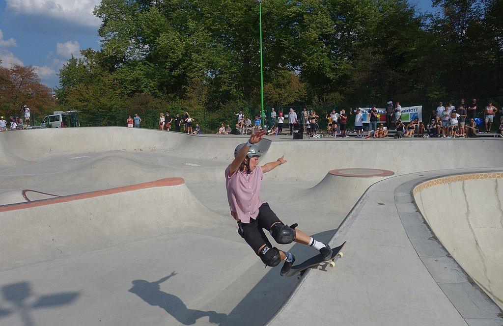 Frau auf Skateboard im Eller Skatepark Düsseldorf