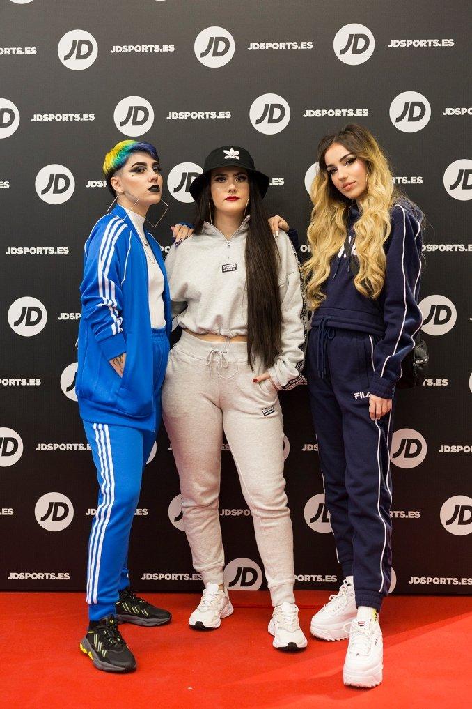 influencers con ropa adidas y nike posando en el photocall