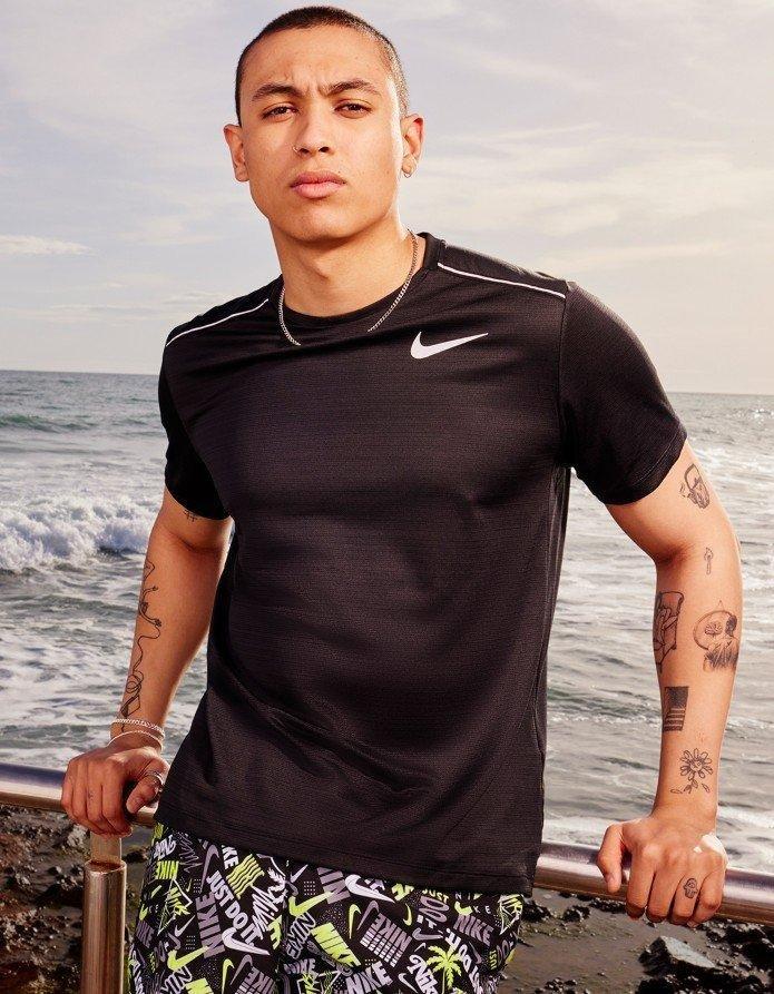 Modelos vistiendo la nueva colección de Nike Swim