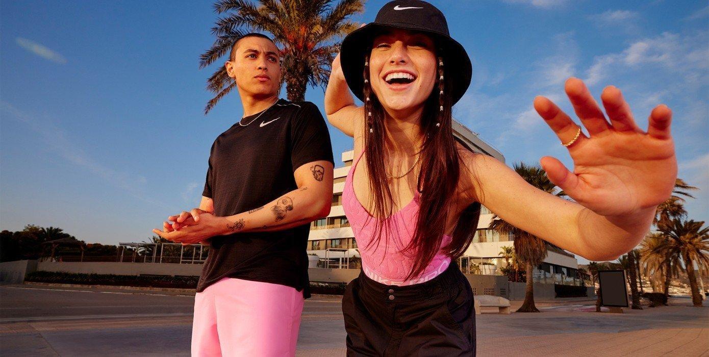 Modelos vistiendo la nueva colección de Nike Swim