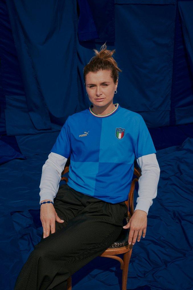 Frau im Italien Heimtrikot für die EM 2022