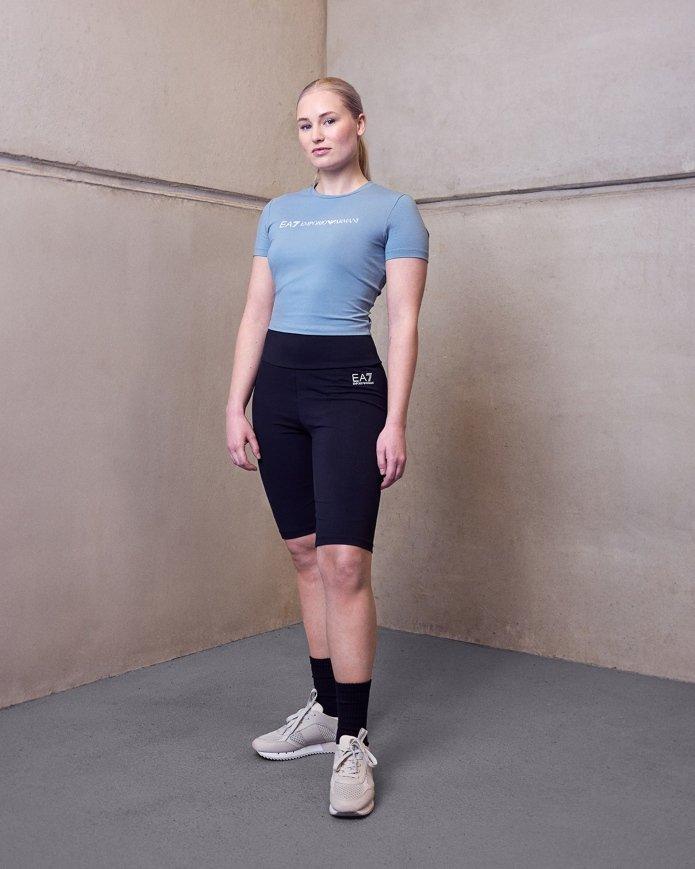 Robbie posando con la nueva colección EA7