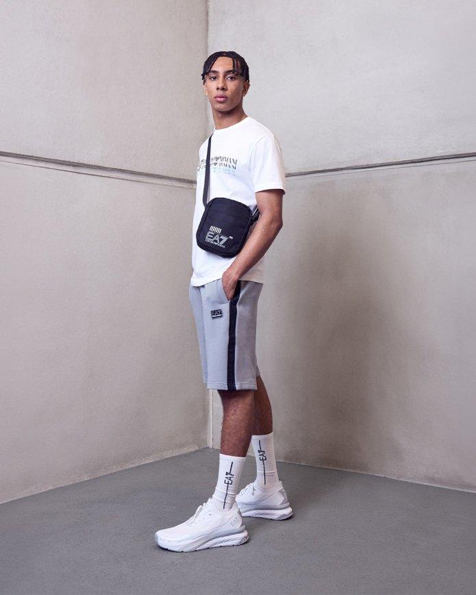 Robbie posando con la nueva colección EA7