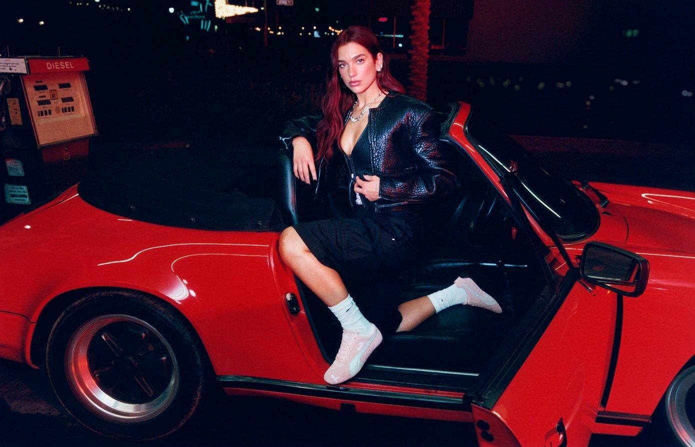 Dua Lipa vistiendo las Speedcat