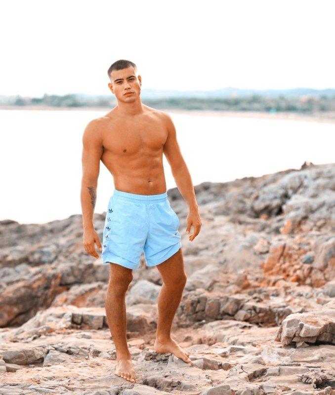 Influencer @nitoo.19 bañador adidas originals verano