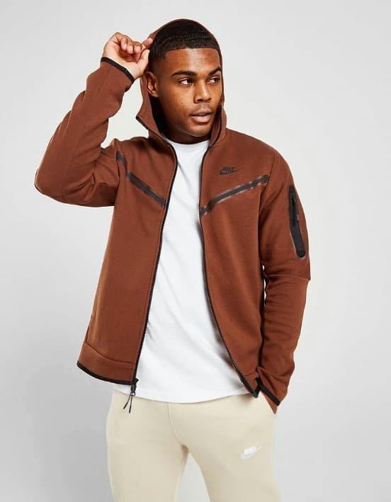 En person i brun Nike Tech Fleece-hoodie
