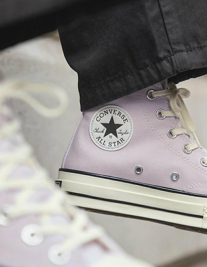 Converse kengät violetissa sävyssä