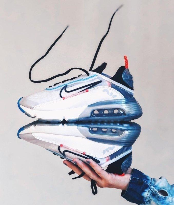 Influencer @annikamths con sus zapatillas Nike Air Max 2090