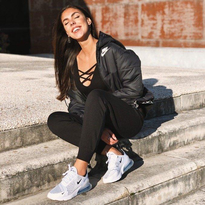 looks dos influencers carolinamenezesz nike preto