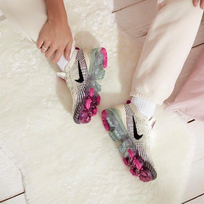 foto artística de zapatillas vapormax de nike rosa y blanco