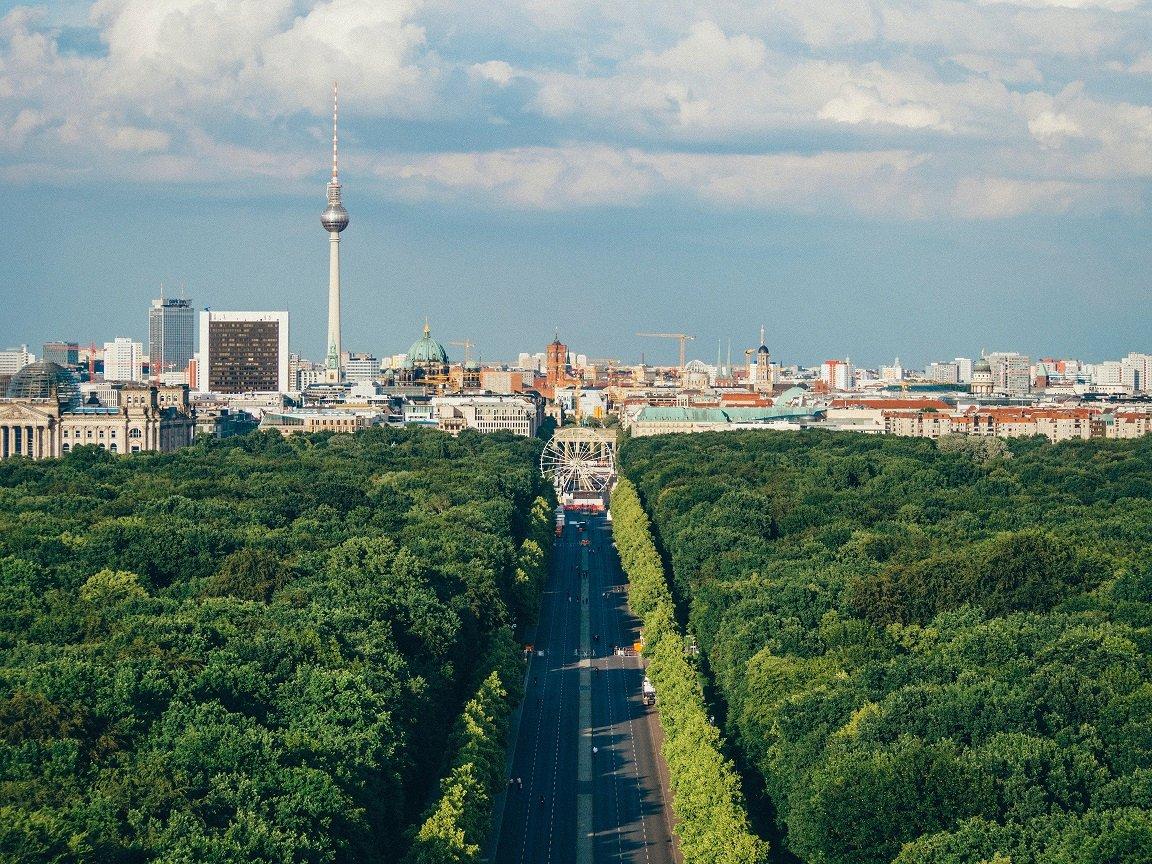 Berliner Tiergarten mit Blick auf Fernsehturm