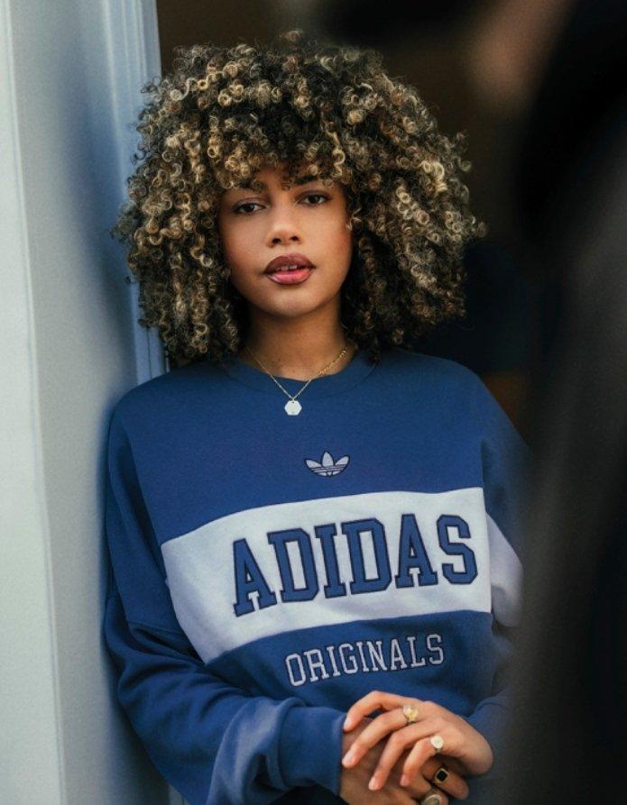 Ocean vistiendo la colección adidas Originals con unas Spoezial Handball