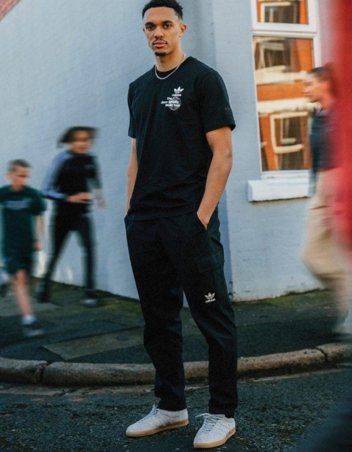 Trent con la colección adidas Original y unas Gazelle