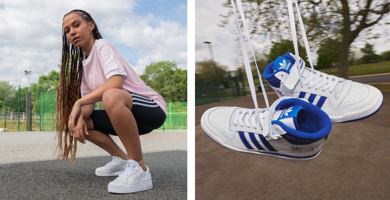Frau mit adidas Forum in Triple White, Rechts Fokus auf Forum in Weiß mit blauen Streifen 