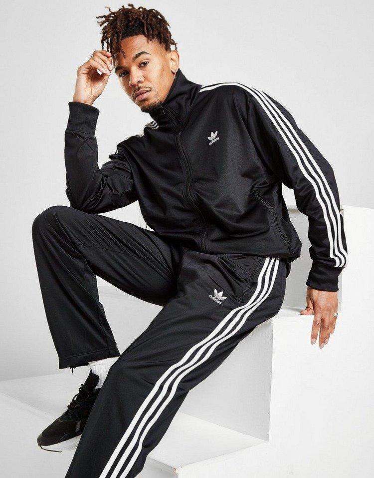 Mann mit adidas Originals Firebird Classic Trainingsjacke in Schwarz