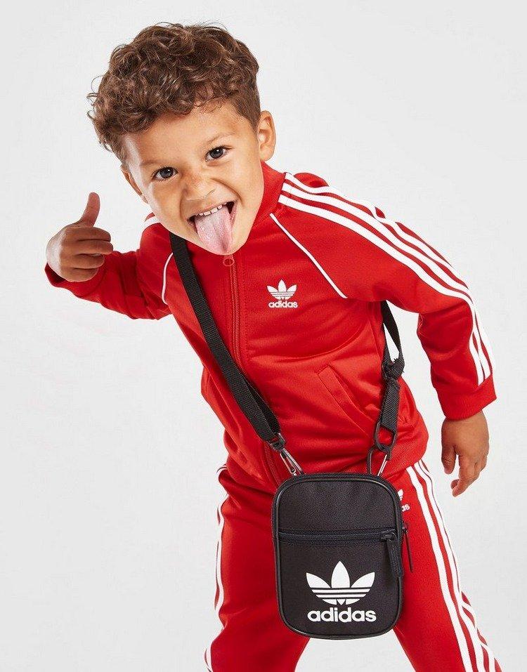 Kleinkind in adidas Originals adicolor Trainingsanzug in Rot