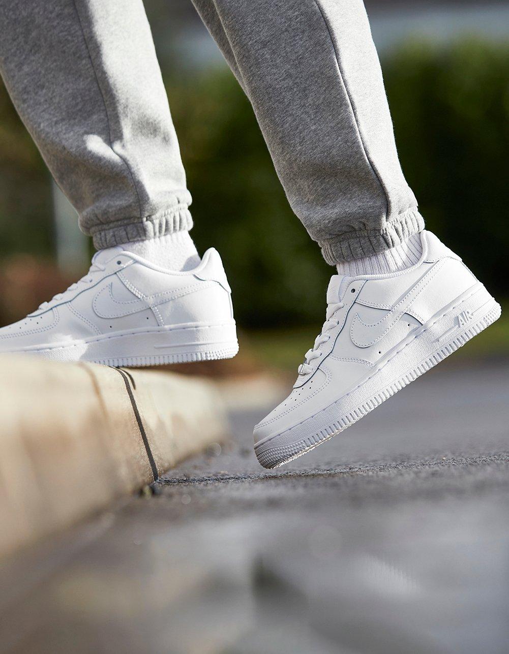 en person i vita Nike Air Force 1