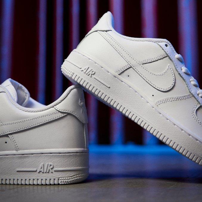 What's the difference between nike air force store 1 and nike air force 1 07