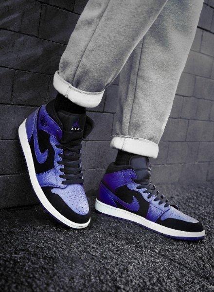 AJ 1 in Blau/Lila mit weißer Sohle