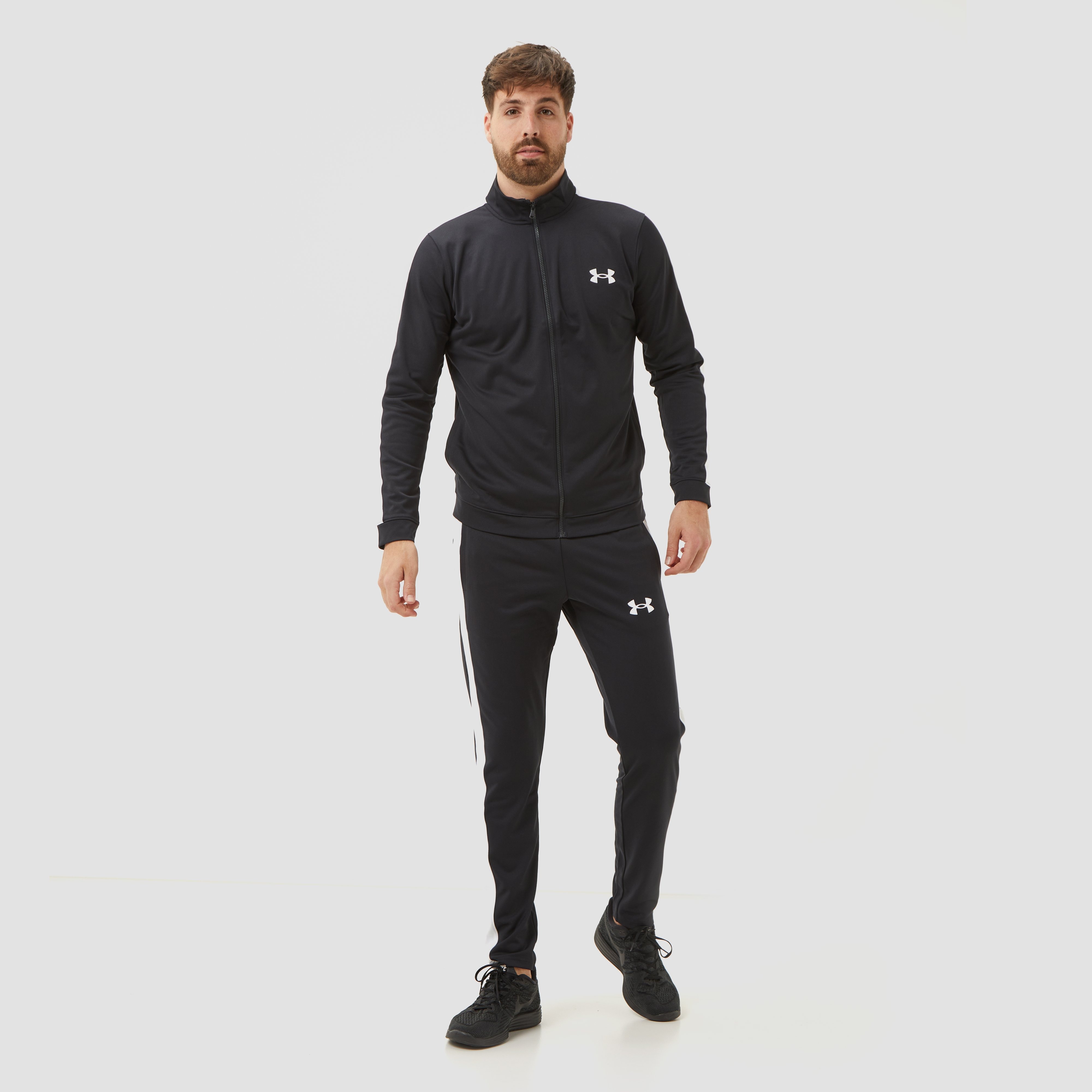 Roest Berg kleding op Postcode UNDER ARMOUR EMEA TRAININGSPAK ZWART HEREN