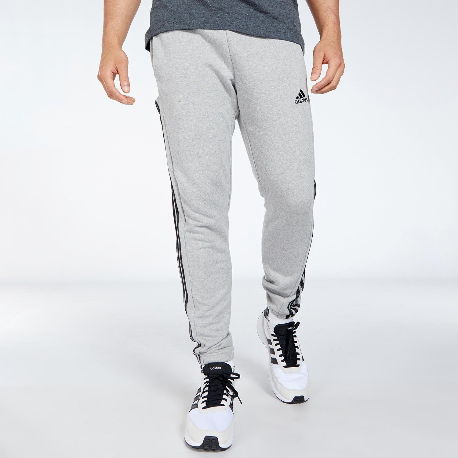 Adidas essential 3 stripes joggingbroek in de kleur grijs.