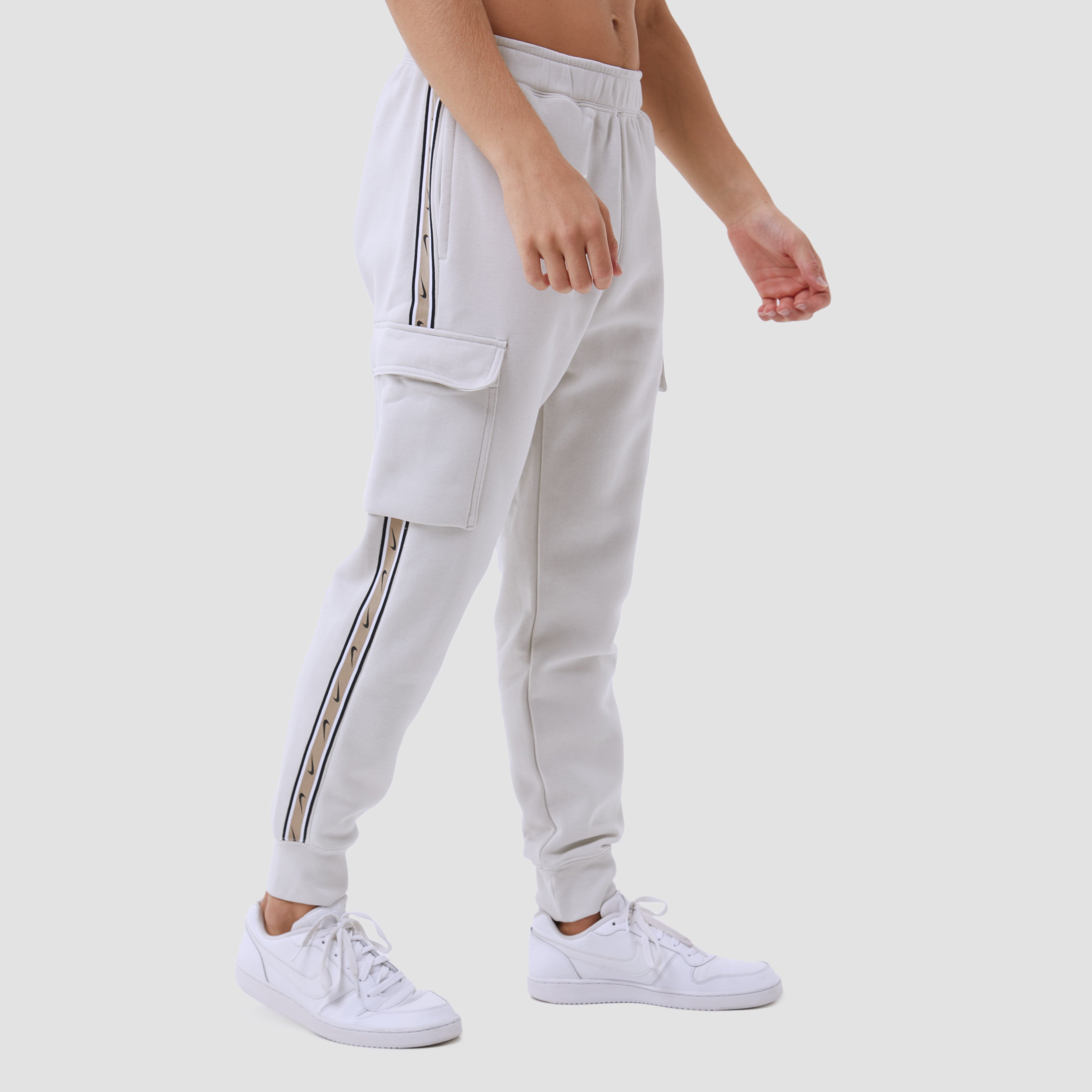 NIKE SPORTSWEAR REPEAT FLEECE CARGO JOGGINGBROEK WIT HEREN