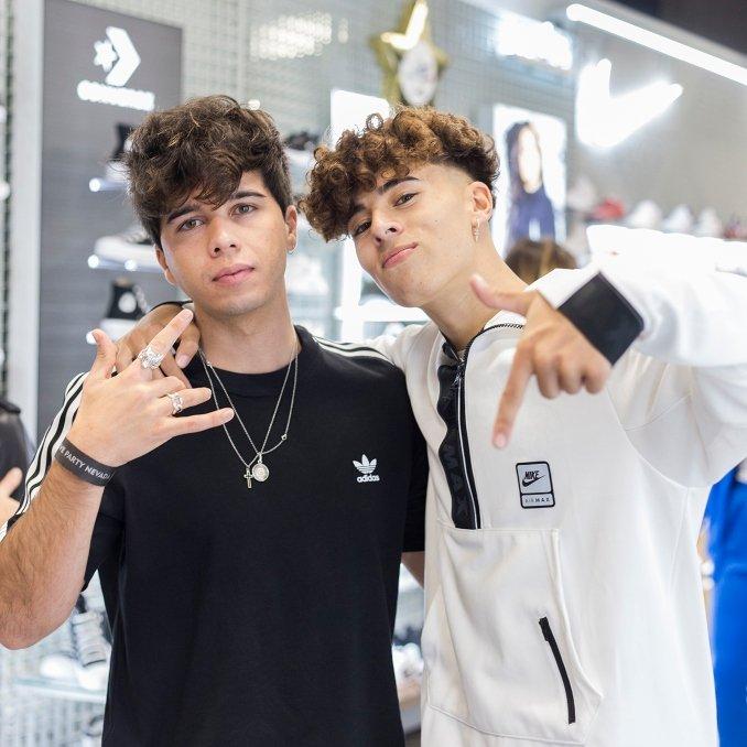 alvaro antoli y sietee abrazados vistiendo ropa de adidas y de nike