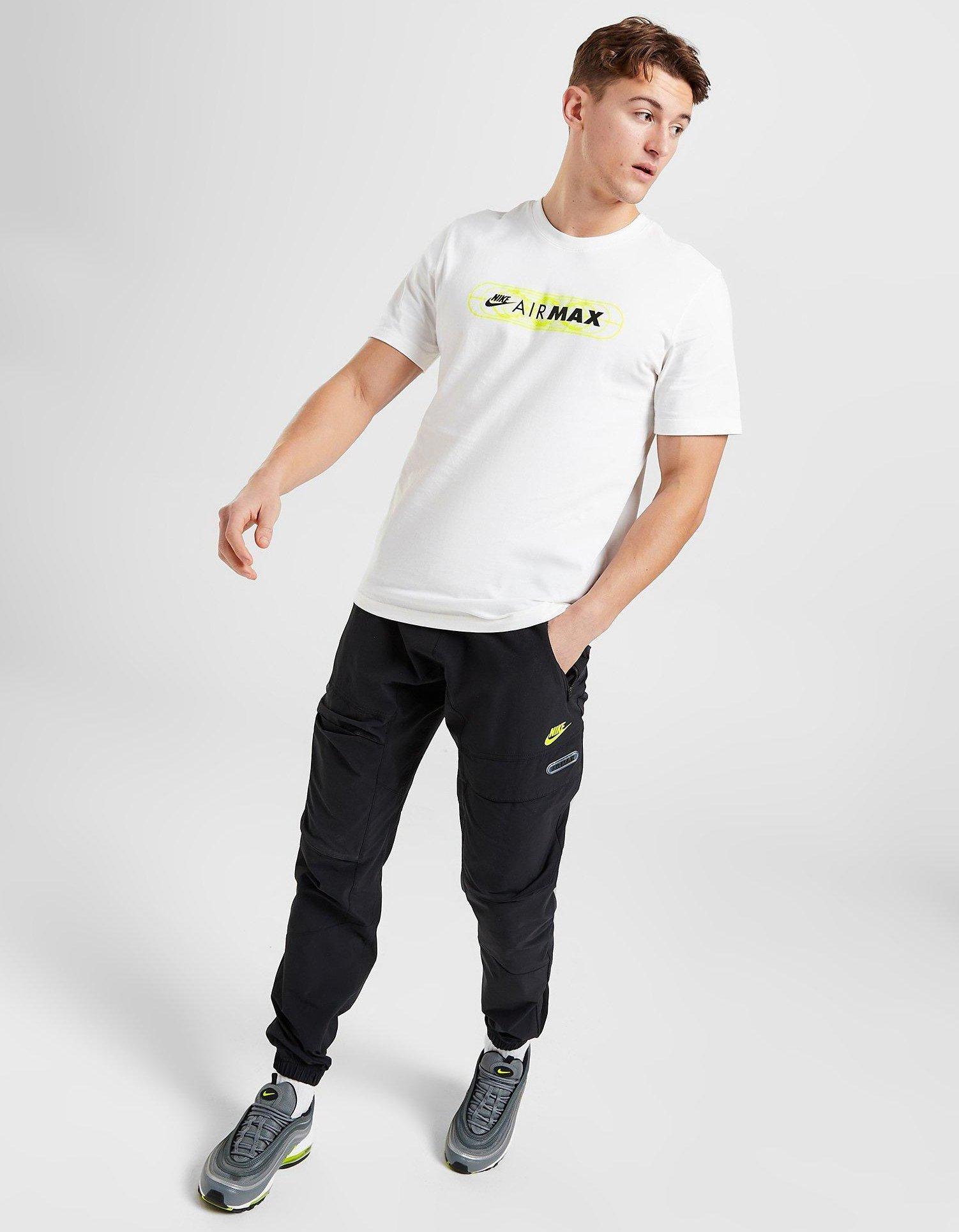 en person i vit Nike AM t-shirt